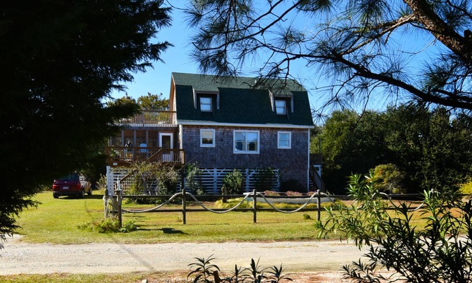 Duck Cabin | Well Kept/Well Loved Cottage - 3 Minutes from Beach!