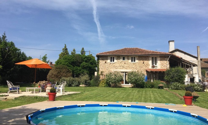 Chabanais House | Well maintained large country house with spacious garden and splash pool.