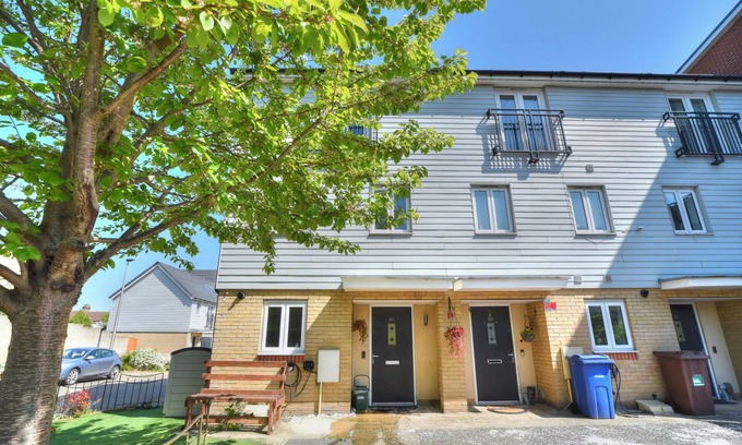 West Thurrock House | Well presented 3 bedroom townhouse in Grays
