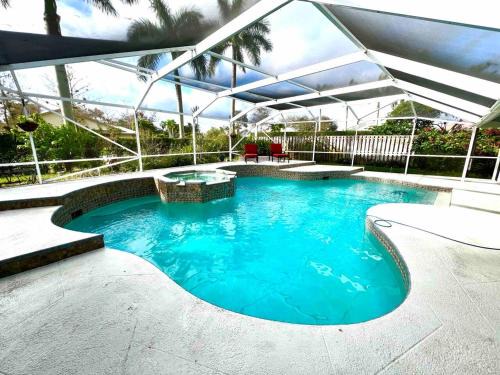 Greenview Shores House | Wellington Pool House With Spa and Putting Green