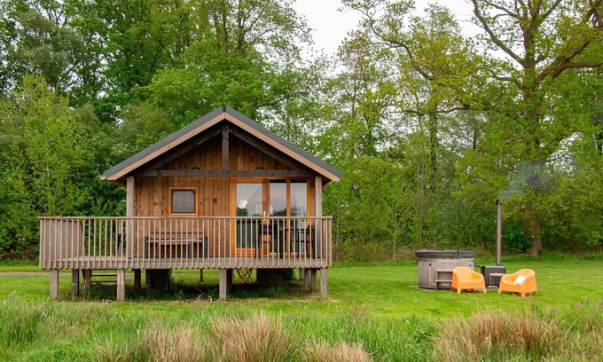 Ruinerwold House | Wellness Lodge in Dutch Meadows with Hot Tub