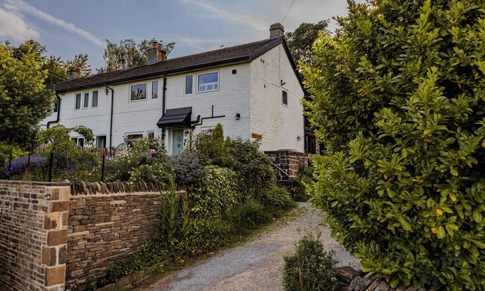 Holmfirth Cottage | WELLS COTTAGE, pet friendly, character holiday cottage in Holmfirth