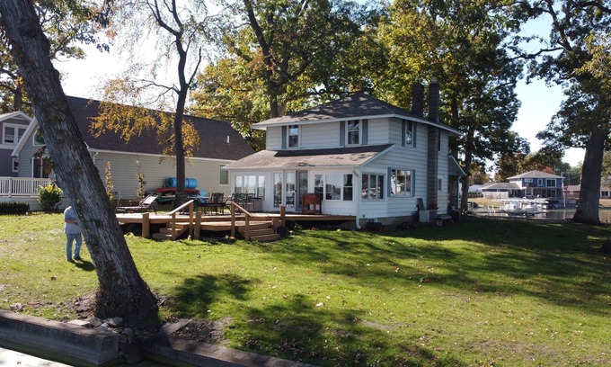 Rochester House | Wenopa - Charming 3-bedroom home on a Lake Manitou peninsula in Rochester