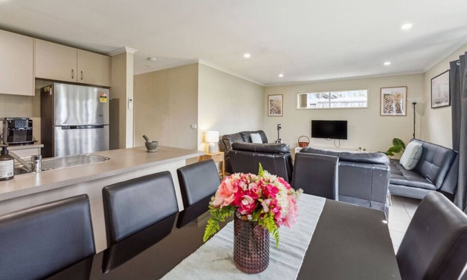 Werribee House | Werribee Home - 4 Bed - Free Netflix