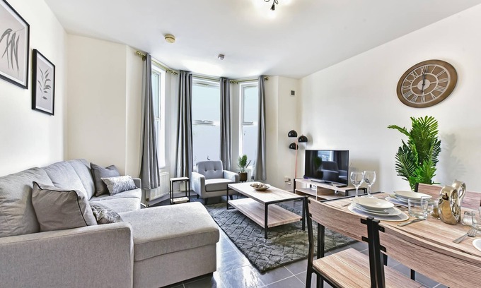 West Ealing Apartment | West Ealing Serviced Apartment B - 2 Bedroom 2 Bath Parking Near Station