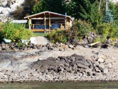 Blind Bay House | West facing Waterfront Cottage with private beach & buoy & dock access