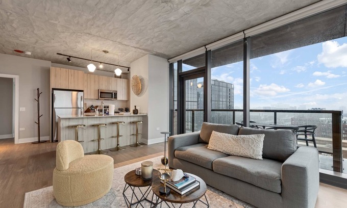 West Loop Apartment | West Loop 2BR, Walk to Top Restaurants, Sleeps 5