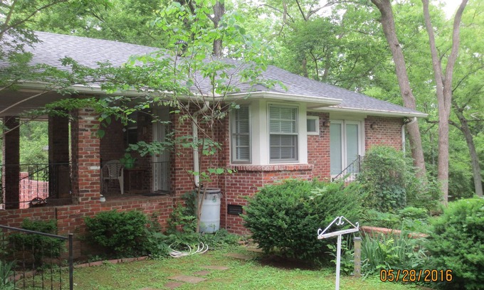 Hillwood House | West Nashville neighborhood, green, quiet, 10 min to downtown