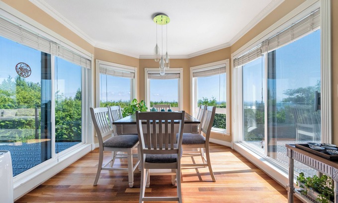 West Vancouver Villa | West Vancouver luxurious getaway w/indoor swimming pool