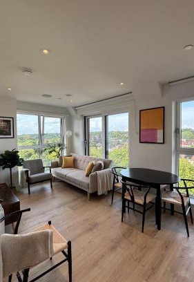 Coombe Hill Apartment | West Wimbledon, 2 Bedroom Luxury Stay, Gym, Free Parking
