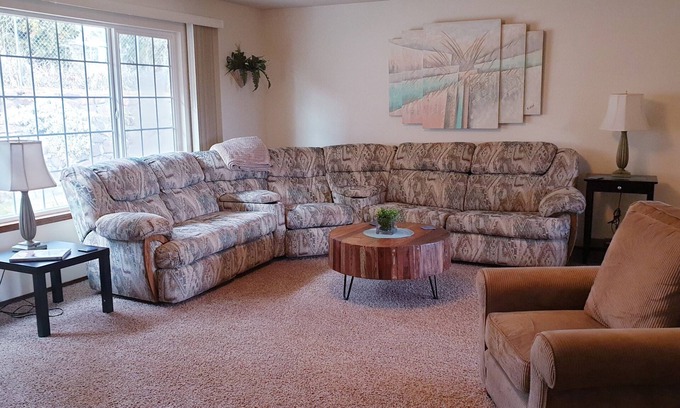 Yakima House | West Yakima - Clean - Safe - Netflix - 810 - ONWU-LLC