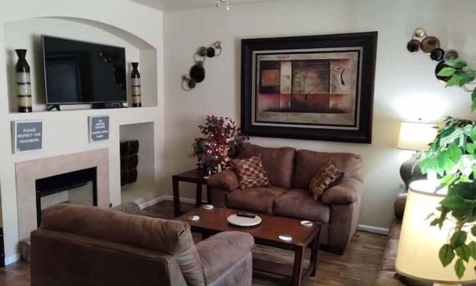 Northglenn House | Westbury Townhome with community pool