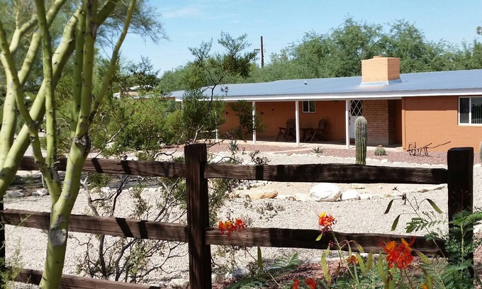 Casas Adobes House | Western Bunkhouse on 8 Acre Estate w/Private Pool, Tennis & Pickleball (NW)