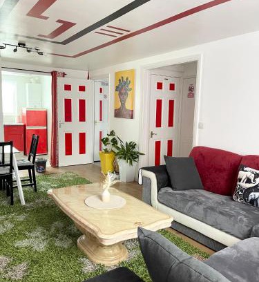 Chadwell Apartment | Westfield Gardens Apartment - 3 bedrooms