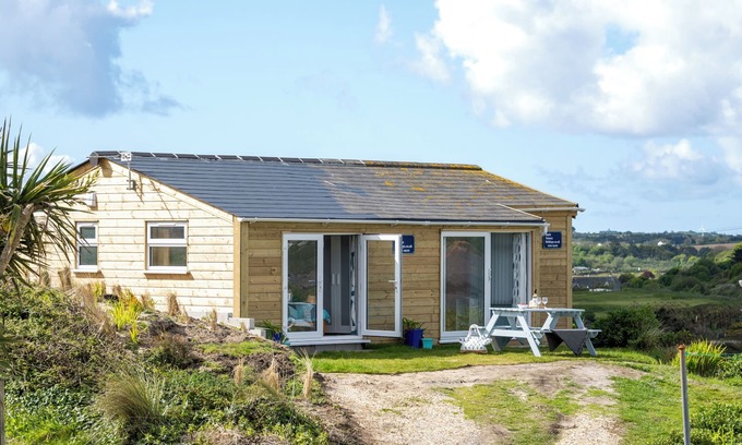 Hayle Ski Chalet | WestHill. Three bedroom holiday chalet. Five minute walk to Hayle beach