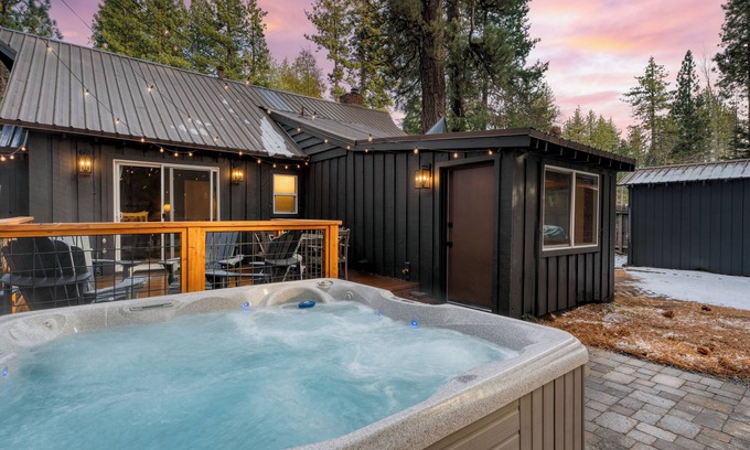 Sunnyside House | Westlake Cabin by AvantStay | Hot Tub, Near Skiing, Walk to Restaurants & Lake!