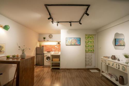Quang An Apartment | Westlake Cam Art Lucy Homee, Netflix, Food&Cofee