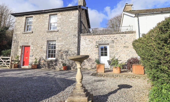 Kents Bank Cottage | WESTMORLAND COTTAGE, pet friendly, with a garden in Grange-Over-Sands