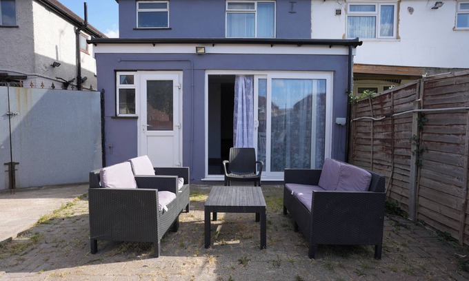 Cranford House | Westwick Gardens Retreat - 4 Bedroom House