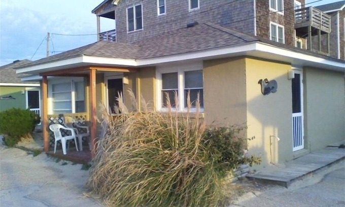Nags Head Cottage | 'Whale-N-Jennings' Milepost 11 Direct ocean access Friday to Friday