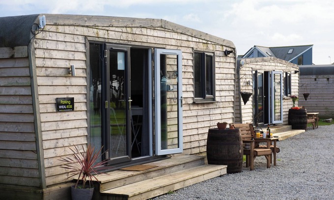 Helford Passage Cottage | WHEAL ROSE LODGE, pet friendly, with hot tub in Helston