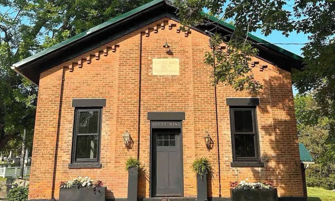 Clifton House | Wheatland Schoolhouse no.7 - Unique 2 bed, 2 bath Country Living