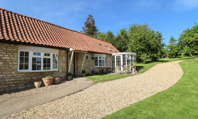 Corby Glen Cottage | WHEELWRIGHTS COTTAGE, romantic, with pool in Corby Glen