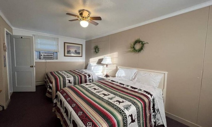 Bonesteel Hotel | Whetstone Bay Lodge Room 2 - Sleeps 4
