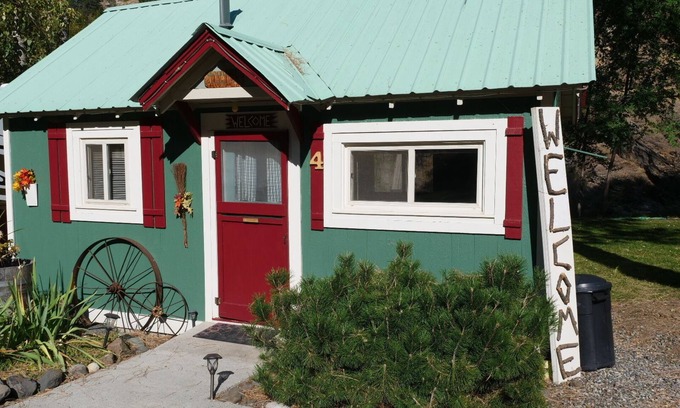 New Meadows Cabin | "Whispering Pine" - Cabin 4 by the Little Salmon River