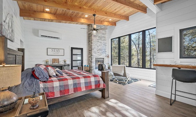 Treloar House | Whispering Pines - Lakeside