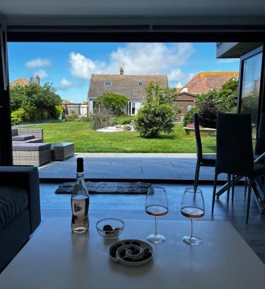 Peacehaven House | Whispering Waves Guest house, Brighton-8 mins, Guests 4, Beachfront, Free parking, WiFi, Kitchen and AC