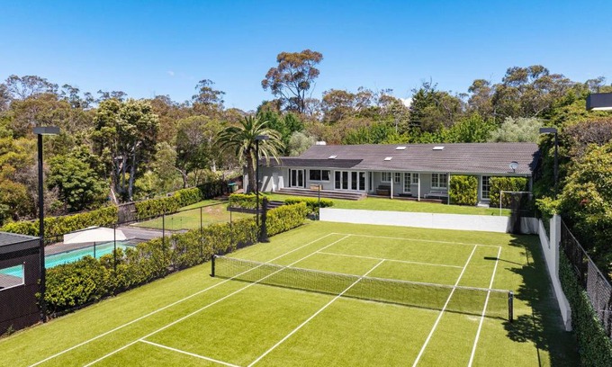 Mount Eliza House | Whispering Woodlands with Pool and Tennis Court