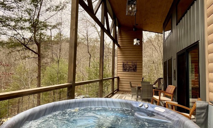 Stanton Cabin | Whispering Woods Modern Cabin w/HOT TUB