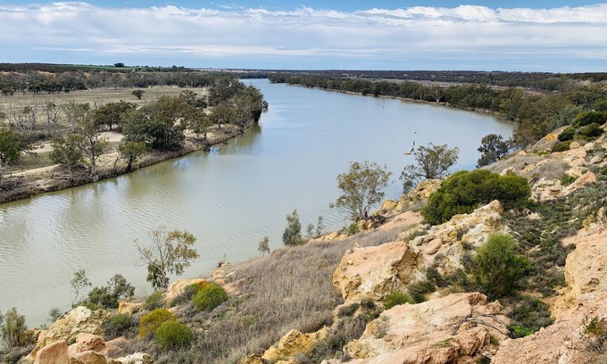Holder Cottage | Whistling kite cottage overlooking the scenic Murray River