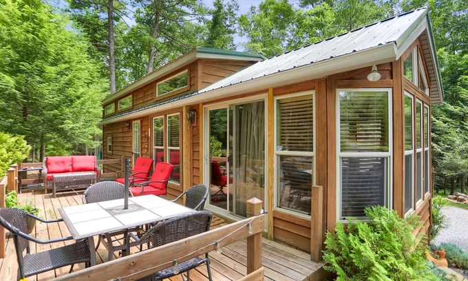 Todd Cabin | Whistling Lumberjack, Aunt Susie's Raystown Lake