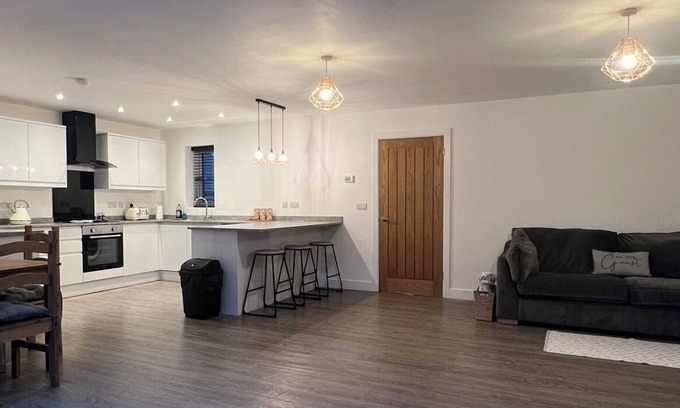 Barrow Gurney House | White 3 bed bungalow with en-suite and parking