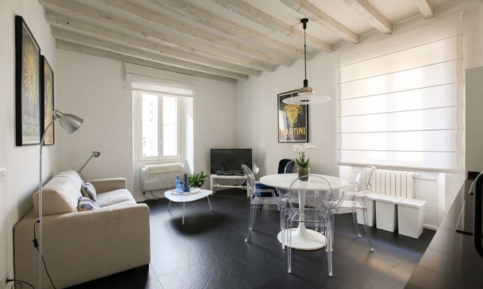 Porta Garibaldi Apartment | White and Blue Suite