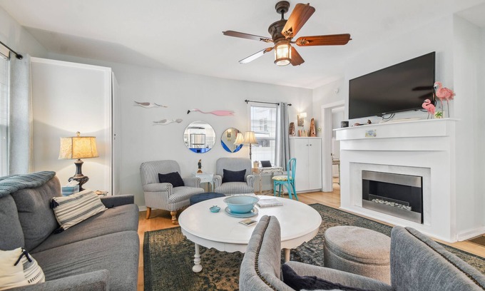 Clearwater Beach Cottage | White beaches, walk to restaurants and shops! Family vacation/Romantic getaway!