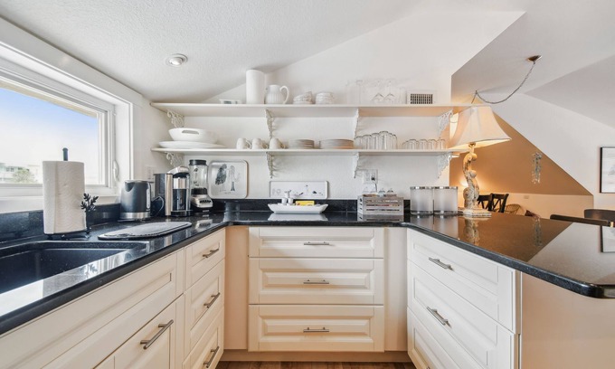 Clearwater Beach Cottage | White beaches, walk to restaurants and shops! Family vacation/Romantic getaway!
