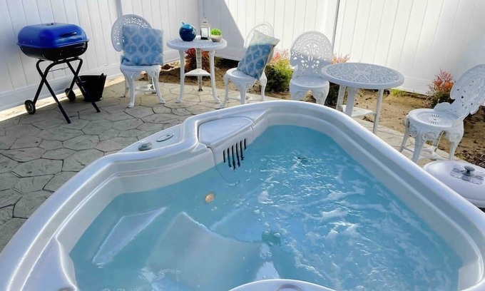 Ahwahnee Apartment | White Feather Suite/Hot Tub/Private/Sleeps 2