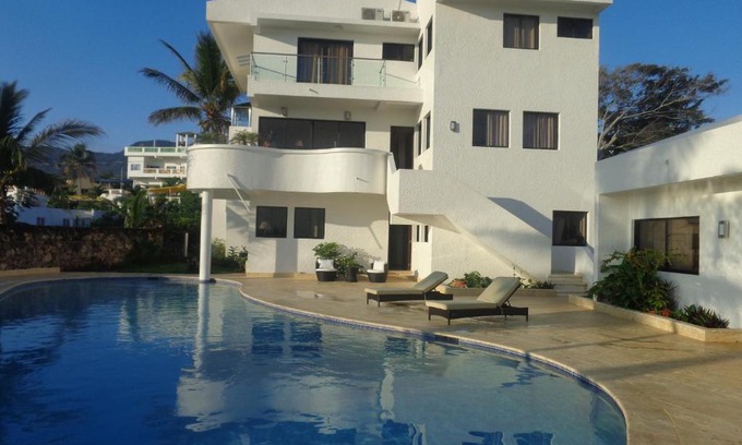 Costambar House | White House Mansion