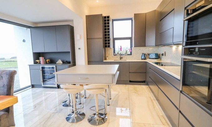 Maghery Cottage | WHITE HORSE HOUSE, pet friendly in Dungloe, County Donegal