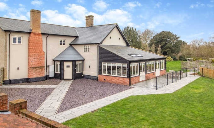 Halesworth House | White House Lodges - Dragonfly
