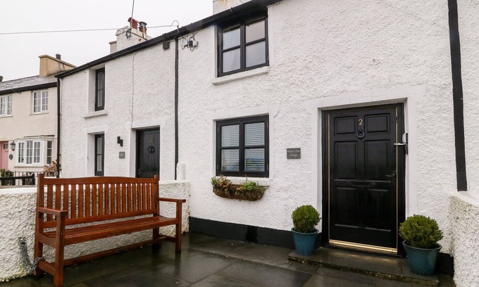Brynsiencyn House | WHITE LILAC COTTAGE, pet friendly, with open fire in Brynsiencyn