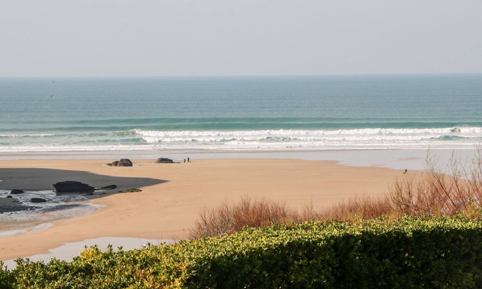 Mawgan Porth Apartment | WHITE LODGE APARTMENT, romantic, luxury holiday cottage in Newquay