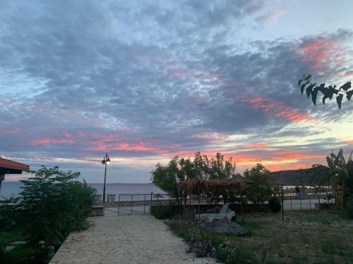 Qeparo Hotel | White Marine Hotel