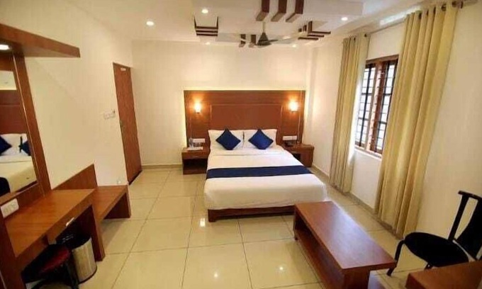 Kumily House | White Portico