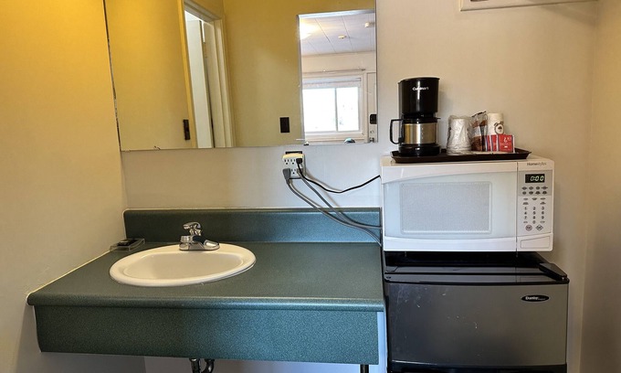 Algoma District Hotel | White River Motel