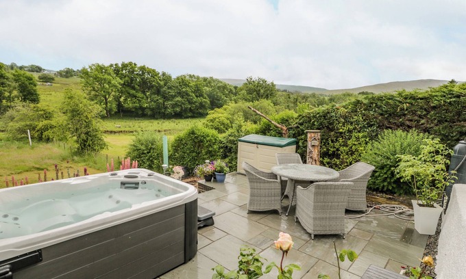 Penmachno Cottage | WHITE ROSES RETREAT, family friendly, with hot tub in Penmachno