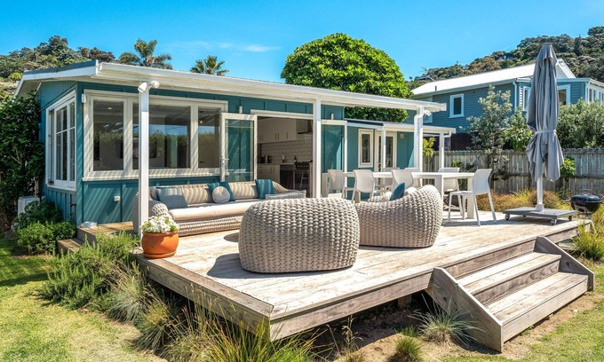 Palm Beach Cottage | White Sands Cottage - White Sands Cottage at Palm Beach is a beautifully presented and fully restored 1950s weatherboard bach located just 50 metres from the white sands of Palm Beach. With 2 bedrooms and 1 bathroom this is a perfect family cottage a